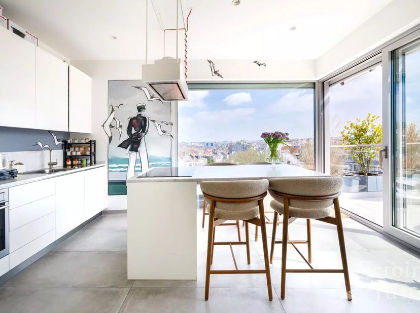 Ideaal gelegen tussen de Louizalaan (1000 Brussel) en het Flageyplein, stelt Victoire-Junot u exclusief dit prachtige penthouse van ± 163 m² + ± 30 m²
