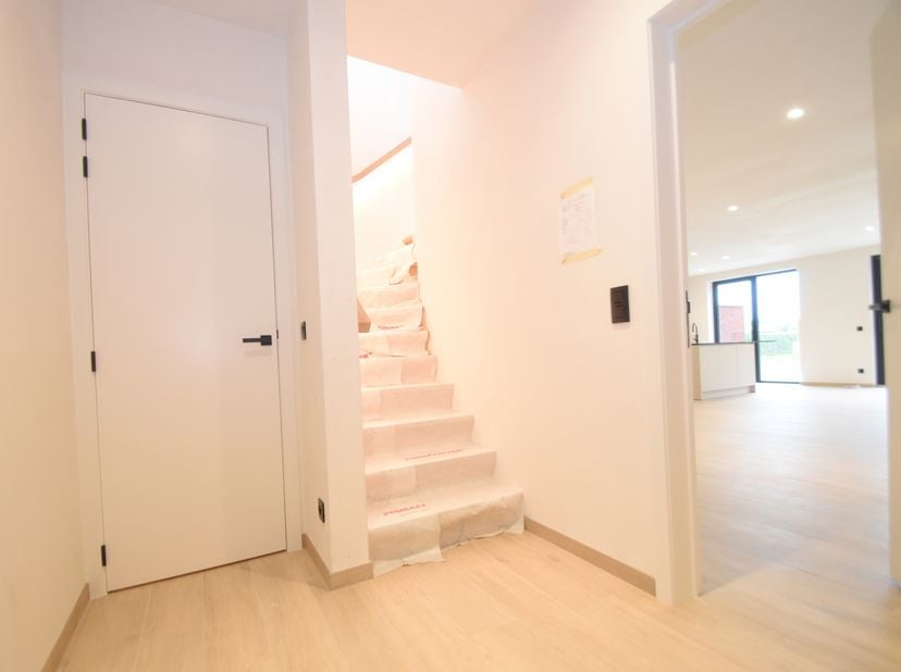 In een doodlopende straat vind je deze energiezuinige BEN woning met 3 ruime slaapkamers! <br />
<br />
Crepi ondertussen ook geplaatst sinds bouwverl