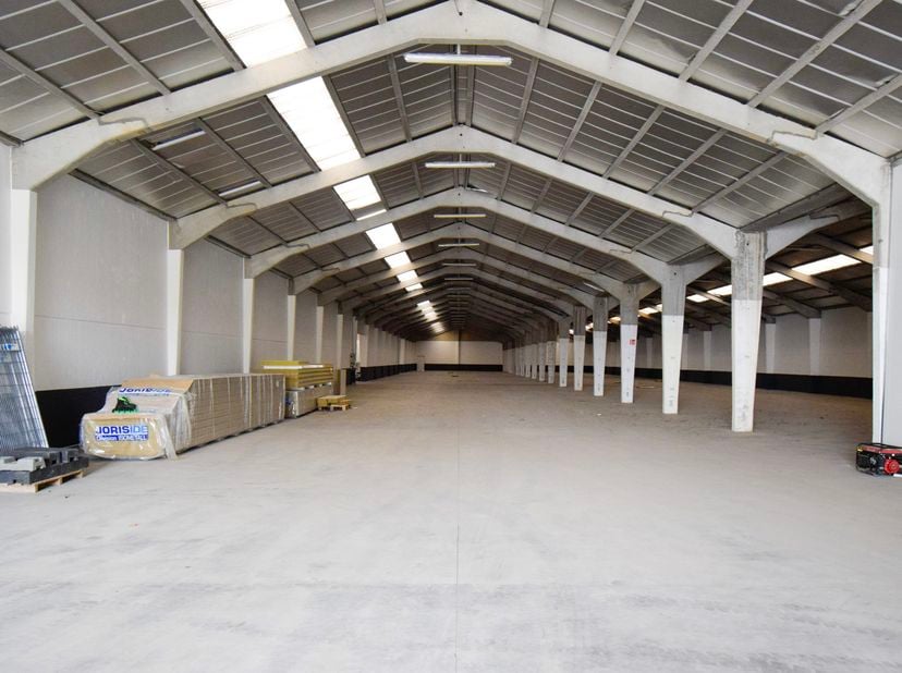 Entrepôt sur mesure de 200 m² à environ 4 500 m²<br />
Grand entrepôt industriel pouvant être aménagé entièrement selon les souhaits du locataire. Dis