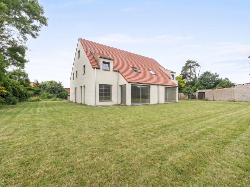 Hedendaagse, energiezuinige woningen met 4 slaapkamers, garage, zolder en ruime tuin in een rustige, groene omgeving nabij het centrum van Stekene. Da