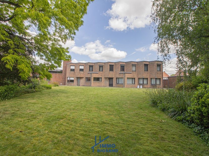 Deze kloosterwoning van 1980 bevindt zich op een perceel van 3082m² met 2 garages en 6 parkeerplaatsen (mogelijkheid tot meer).<br />
Het perceel is t