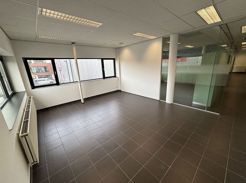 Lichtrijke kantoorruimte met kitchenette te Geel<br />
Ligging:<br />
Deze kantoorruimte bevindt zich op de eerste verdieping van een representatief g
