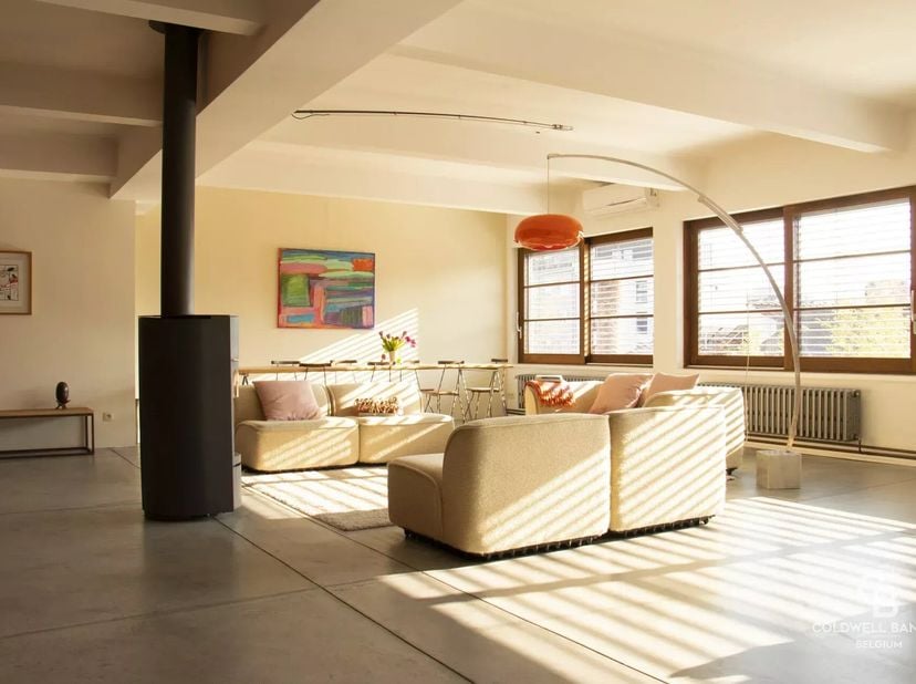 Derrière une façade industrielle discrète se cache un lieu hors norme. Au dernier étage dune petite copropriété, ce loft de 253 m² (données PEB) entiè