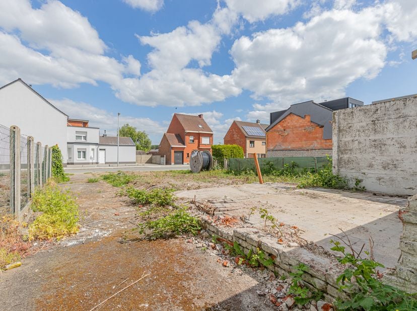 Deze bouwgrond van ongeveer 200 m² is gelegen in een rustige straat in Denderleeuw en beschikt over een straatbreedte van 9,26 meter. Het perceel leen