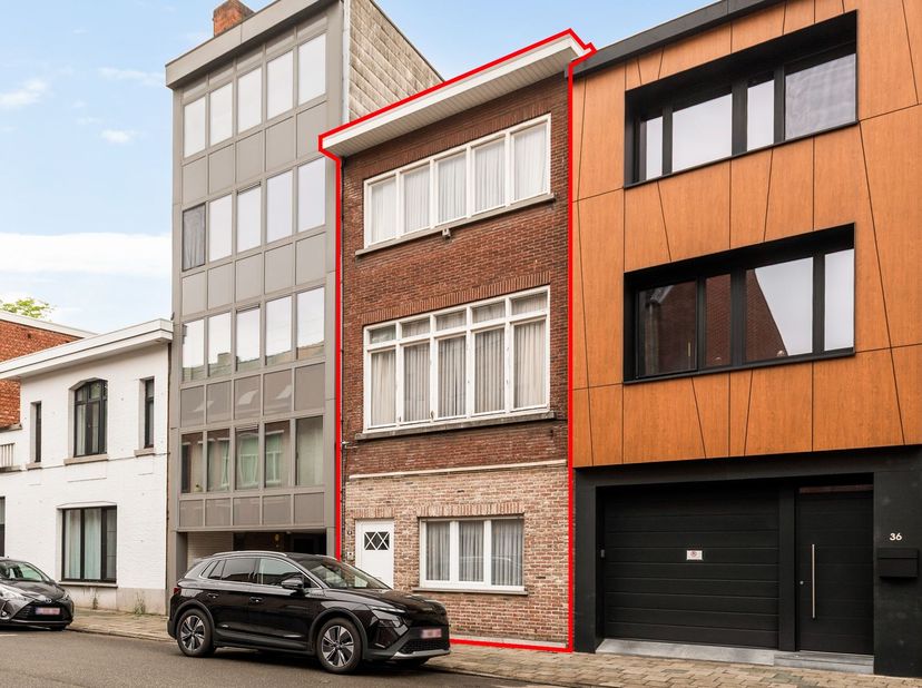 Te renoveren gezinswoning met 3 slaapkamers en terras<br />
Gelijkvloers<br />
Via de inkomhal betreedt u de woning. De leefruimte sluit aan op de k