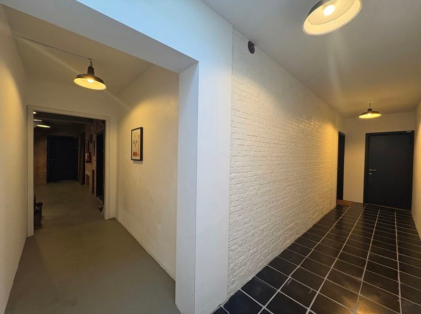 In Ruien, een charmante deelgemeente van Kluisbergen, bevindt zich dit unieke loftcomplex. Deze karaktervolle industriële, en moderne loft zorgt voor
