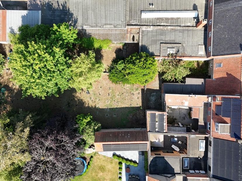 Een zeldzame kans in hartje Koekelare: twee gekoppelde woningen, waarvan één een voormalig handelspand, samen goed voor 522 m² bewoonbare oppervlakte