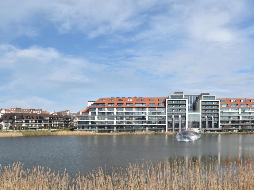 Prachtig instapklaar hoekappartement (125m²) met 3 grote slaapkamers en met een prachtig zicht op het Zegemeer.<br />
Het appartement is rustig gelege