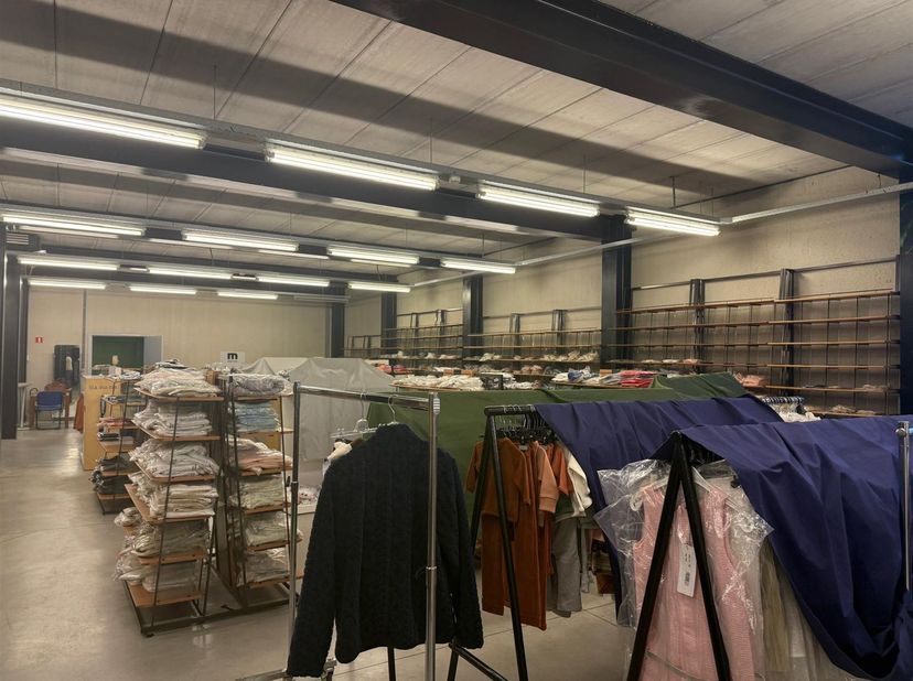 Opslagruimte van ± 384,5 m²  in Beerse<br />
Locatie:<br />
Deze ruime opslagruimte bevindt zich in een interessante nijverheidszone in Beerse, op s