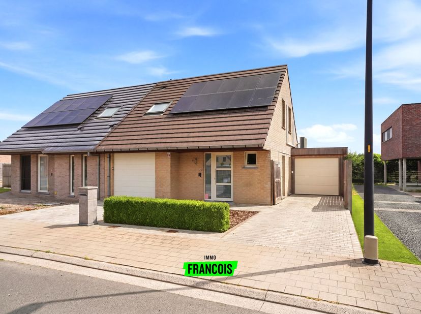Vous recherchez une maison clé sur porte à vendre à Messines ? Cette habitation mitoyenne parfaitement entretenue, située dans la tranquille Vredestra