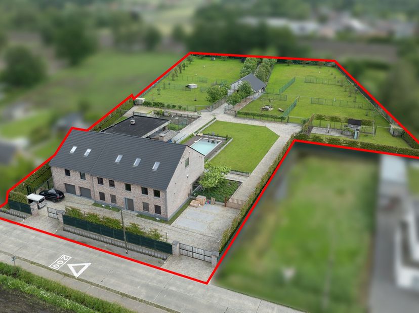 Centraal gelegen kunnen we deze riante villa met een bewoonbare oppervlakte van 975m² terugvinden. Op een prachtig domein van maar liefst 1,3 ha, is d