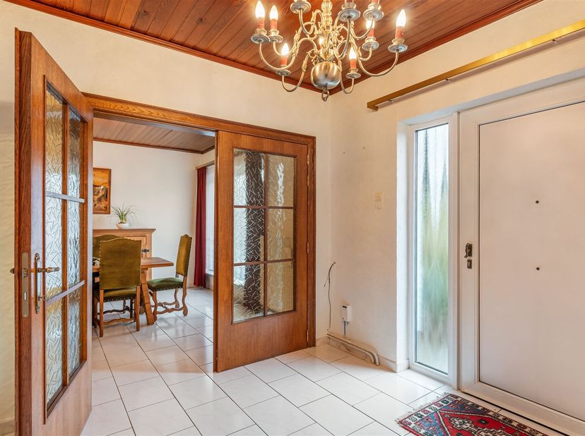 Te renoveren halfopen woning op een perceel van 11a03ca<br />
<br />
Ligging: Gelegen in een residentiële wijk in Boxberg, biedt deze woning een cen