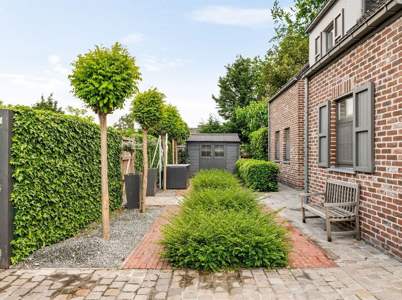 Open bebouwing met 5 slpks en zwembad<br />
Gelegen in een rustige en groene omgeving in Moerbeke geniet deze woning van een aangename, residentiële l