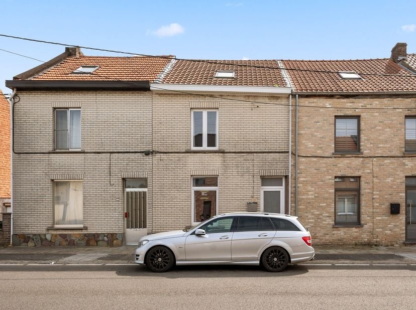 Deze te renoveren rijwoning in Tienen is ideaal voor wie op zoek is naar een gezellige woning met een tuin en garage. De woning heeft 2 slaapkamers en