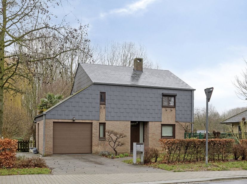 Deze charmante villa in Dilbeek is een ruime gezinswoning gelegen in een rustige en gegeerde woonomgeving waar comfort en leefkwaliteit centraal staan