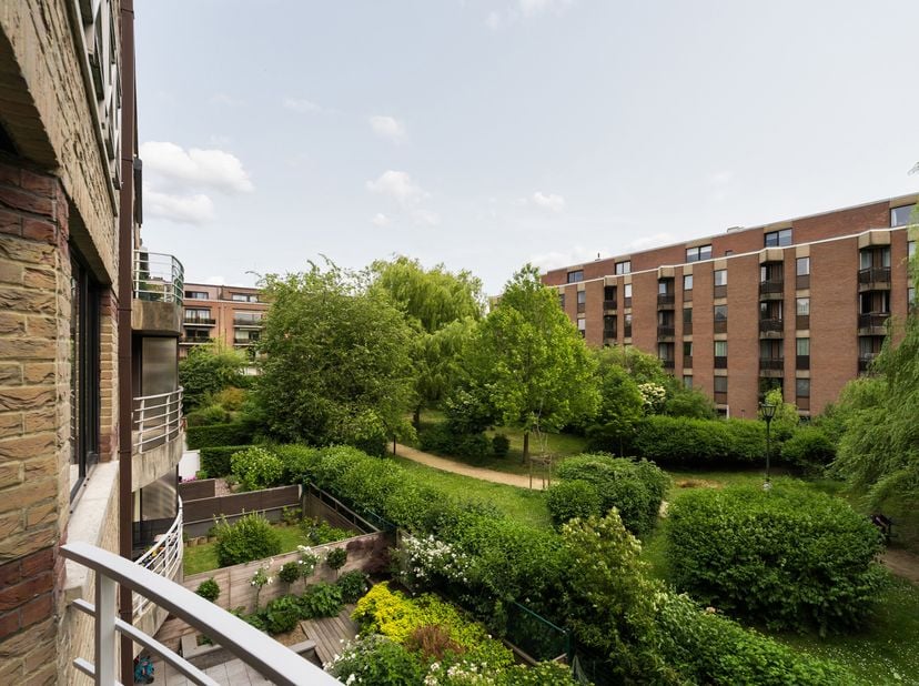WOLUWE-SAINT-LAMBERT, à proximité des nombreuses facilités, situé dans un immeuble de 1990, magnifique APPARTEMENT tout rénové en 2024 (2ch/2sdb/1bur)