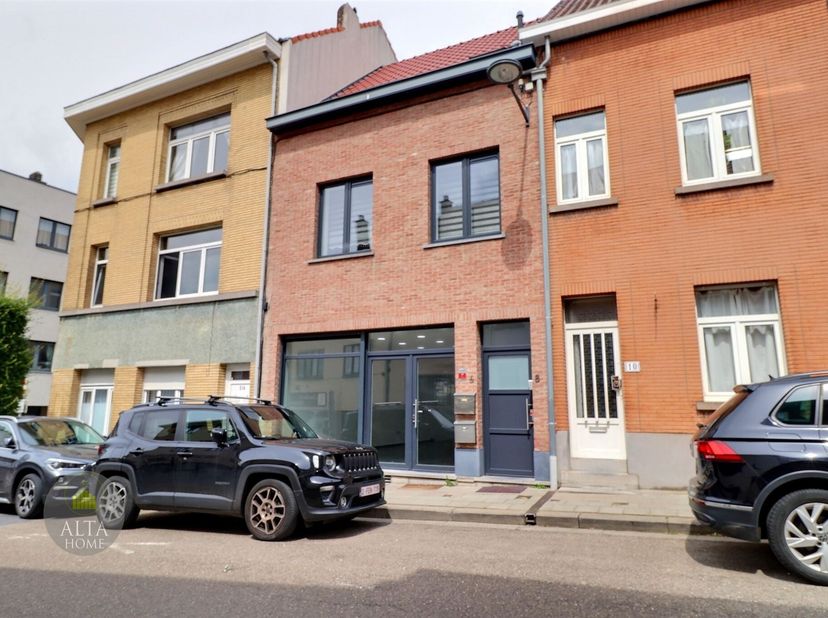 ALTA HOME biedt u een prachtige commerciële ruimte te huur aan, goed gelegen met een mooie oppervlakte van +/- 100 m² en in onberispelijke staat. Er z