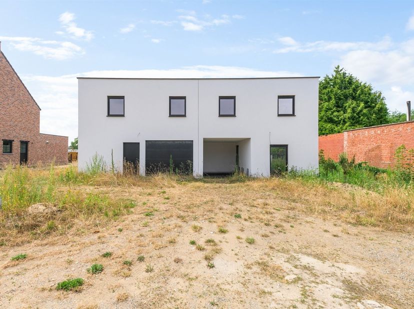 Moderne halfopen woning met 3 slaapkamers en inpandige garage<br />
Locatie<br />
Deze moderne halfopen woning is gelegen aan de Gestelsesteenweg in