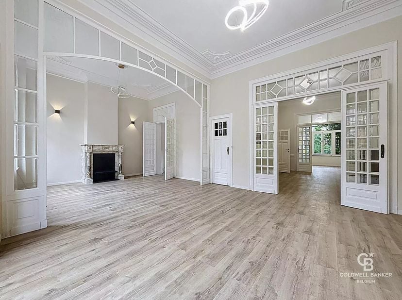 Avenue Sleeckx, maison bourgeoise unifamiliale de ± 400 m² à parachever et aménager se composant de 5 niveaux: Caves 100 m² - Rez de chaussée 73 m² -