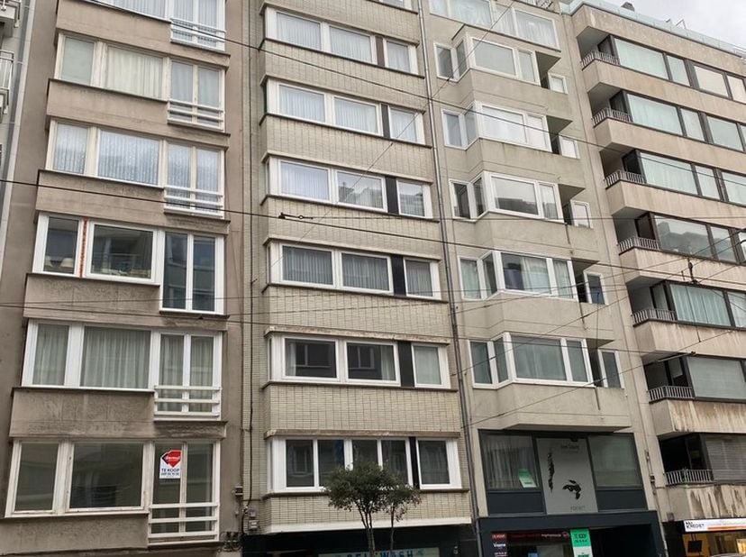 Mooi vernieuwd drie slaapkamer appartement op wandelafstand het centrum. Ruime lichtrijke living met open keuken. De keuken is ingericht met dampkap/g