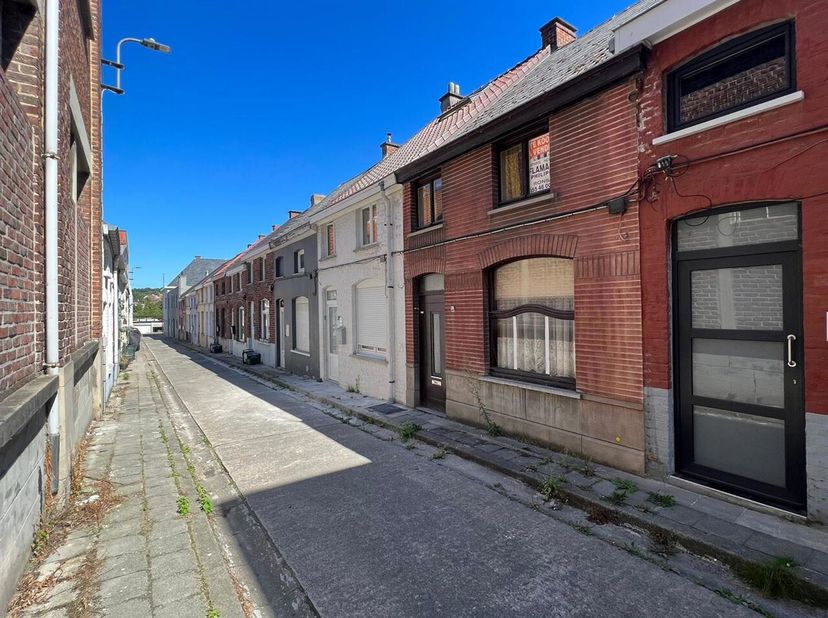 Te renoveren woning met potentieel, goedgelegen op wandelafstand van CENTRUM Ronse. <br />
Veel potentieel, ideaal voor handige harry's, of investeerd