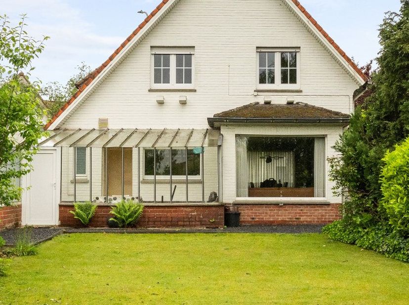 Te koop: karaktervolle open bebouwing in Waregem, gelegen aan de Groendreef, in een rustige woonstraat. Deze woning biedt een solide basis voor wie op