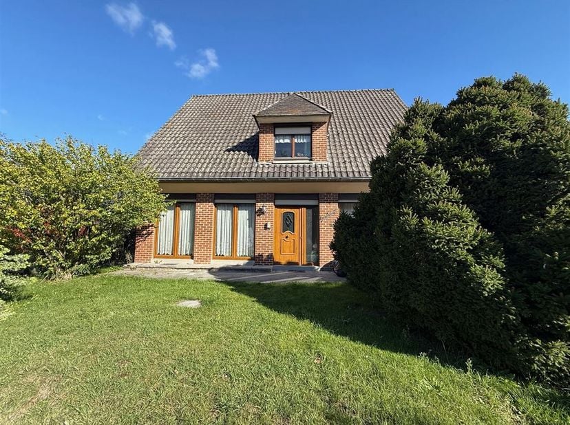 Très belle villa 4 façades totalement excavée avec accès par l'arrière idéalement située à l'entrée de la ville de Tournai.<br />
Cette charmante habi