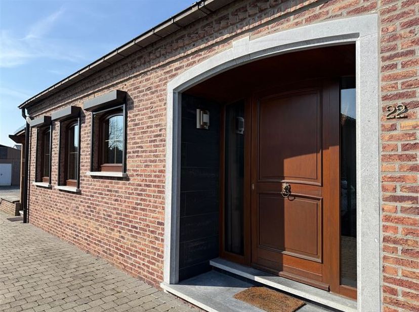 Gelijkvloerse vrijstaande woning, volledig onderkelderd, met vrijstaande en inpandige garage op ruim perceel<br />
Troeven<br />
- Zuidelijk georiënte