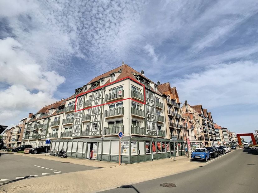 In de Zeelaan te Koksijde vinden we dit prachtig appartement met 2 slaapkamers, 2 badkamers en garagebox (optioneel) te huur. Pal in het centrum en op