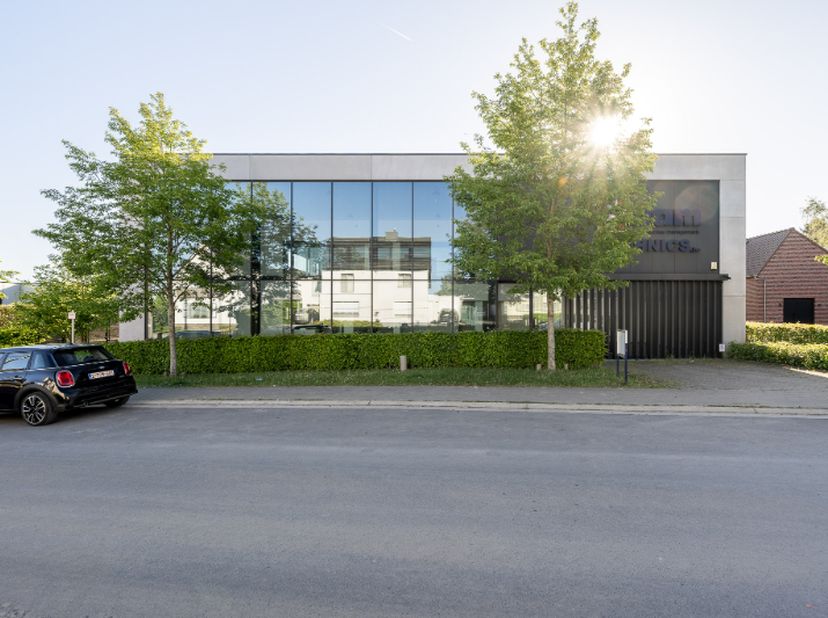 TROEF: bedrijfsgebouw te koop in aandelen. <br />
Dit verzorgd en instapklaar bedrijfsgebouw combineert kantoorruimte, een ruime showroom met veel lic