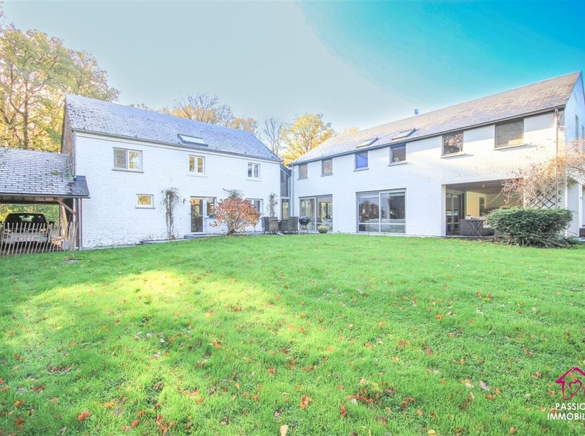 Propriété de prestige, dune superficie denviron 370m², située dans une rue à faible passage, sur un terrain de 41 ares.<br />
Ce bâtiment, anciennemen