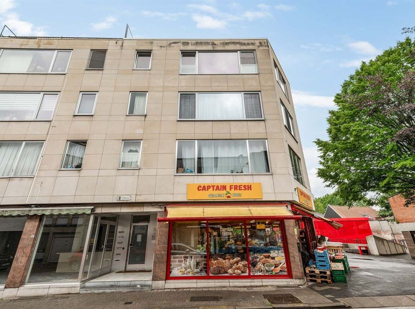 Instapklaar appartement met 3 slaapkamers en parking<br />
Indeling<br />
Tweede verdieping<br />
Via de inkomhal met gastentoilet betreedt u het appa