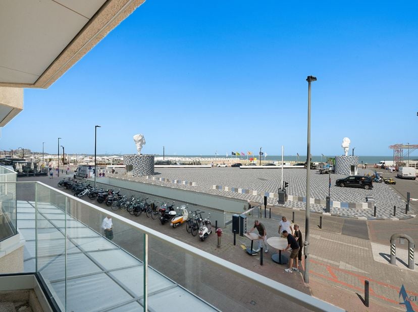 Vous rêvez de vivre dans un emplacement de choix en bord de mer ? Ce magnifique appartement d'angle, situé sur la très prisée place Rubens, offre une