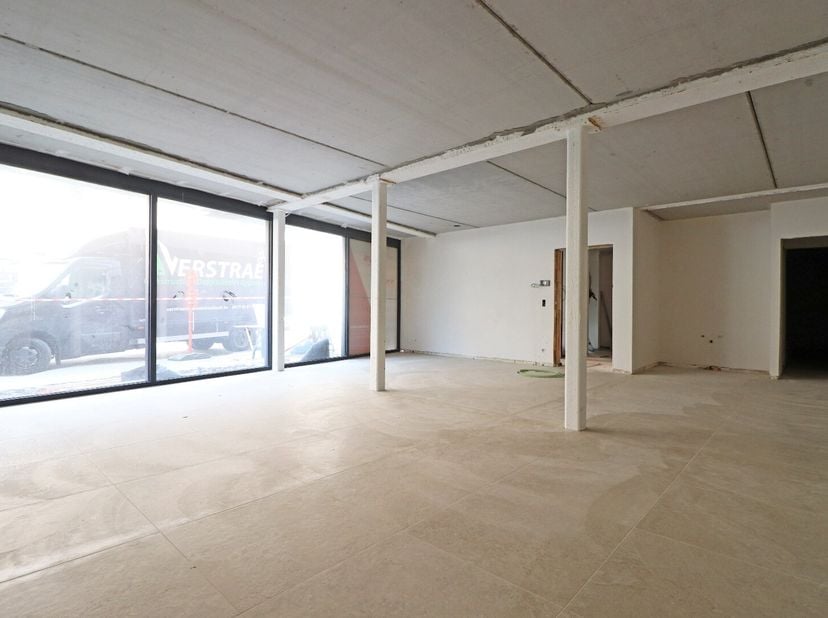Deze uiterst commerciële ruimte (102 m²) maakt deel uit van de nieuwe residentie "Louise" in hartje Torhout.<br />
Ideaal gelegen nabij de Markt, alle