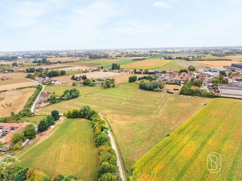 Op een landelijke ligging in Wielsbeke bevindt zich dit ruime perceel landbouwgrond met een totale oppervlakte van maar liefst 24.053 m² (ca. 2,4 hect
