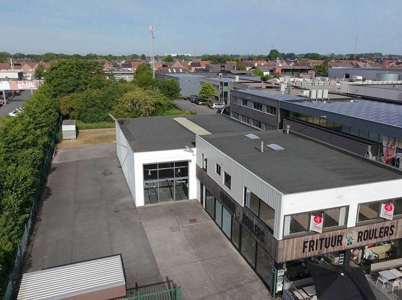 Le bâtiment commercial sous-jacent d'environ 290 m² avec un appartement supérieur situé sur le Brugsesteenweg (Mammoet Center) à Roulers. Commercialem