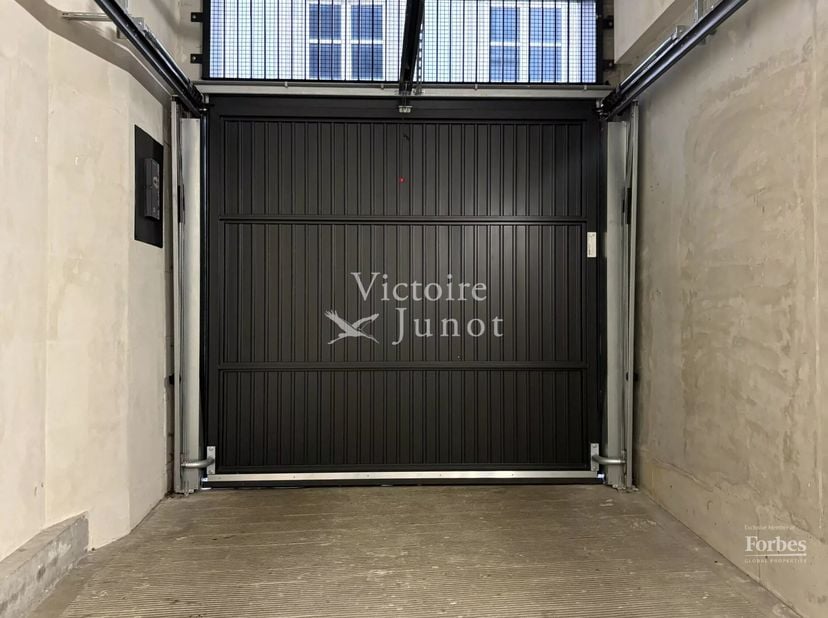 Parkeerplaats te huur  Centrum Brussel<br />
Veilige parkeerplaats gelegen op niveau -1, in het midden van Brussel, achter de Sint-Michiel-en-Gudulaat