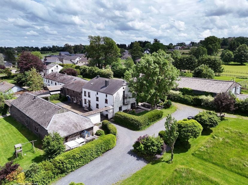 Toeristische investering • Karakteristiek landgoed • Groot ontwikkelingspotentieel<br />
Dit prachtige landgoed, gelegen in het hart van het dorp Lime