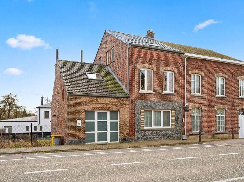 Deze halfopen woning is goed gelegen nabij het gezellige centrum van Hoegaarden. Zeer makkelijk bereikbaar via E40 (Luik-Brussel) met alle benodigdhed
