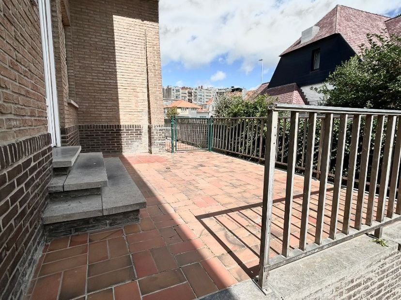 Instapklare zonnig en luchtig villa-appartement (170m²) met vier slaapkamers, ruime garage en tuintje met zonneterras.<br />
Indeling: inkom met trap,