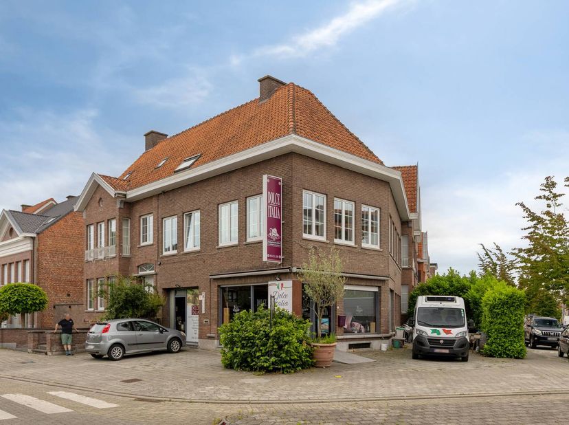 In de gegeerde Sint-Elisabethwijk te Kortrijk bevindt zich deze veelzijdige eigendom die wonen en ondernemen perfect combineert. Dankzij de gunstige l