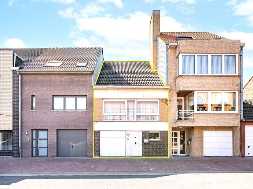 Te renoveren rijwoning met inpandige garage in de rustige Vuurtorenwijk in Oostende.<br />
<br />
Deze woning uit 1976 heeft een verrassende, omgekeer