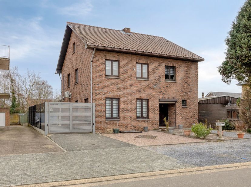 Goed gelegen halfopen bebouwing (3-gevel woning)  in een rustige straat: de Vlierstraat ligt tussen de Zandstraat en Proosterbosstraat. Op 1,5 km van