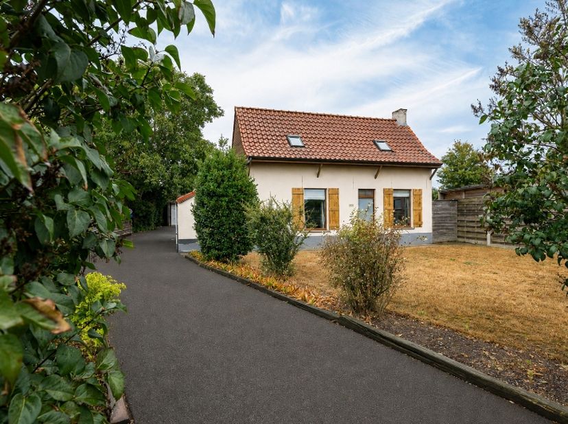 Wie niet op zoek is naar rust en groen rondom zich, vindt hier misschien precies wat hij zoekt.<br />
Deze charmante woning ligt verscholen op een pra