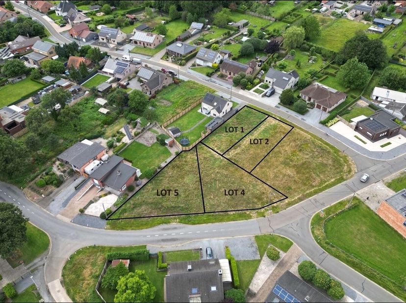 Zonnig en groen gelegen bouwgrond van 6a07ca voor een open bebouwing<br />
Omgeving:<br />
+ Groen en centraal gelegen<br />
+ Vlakbij het natuurreser