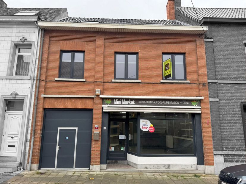 Prix: Offre à partir de 250.000 euros, frais d'agence non inclus et à charge de l'acquéreur. <br />
Bâtiment mixte (commerce et appartement ) comprena