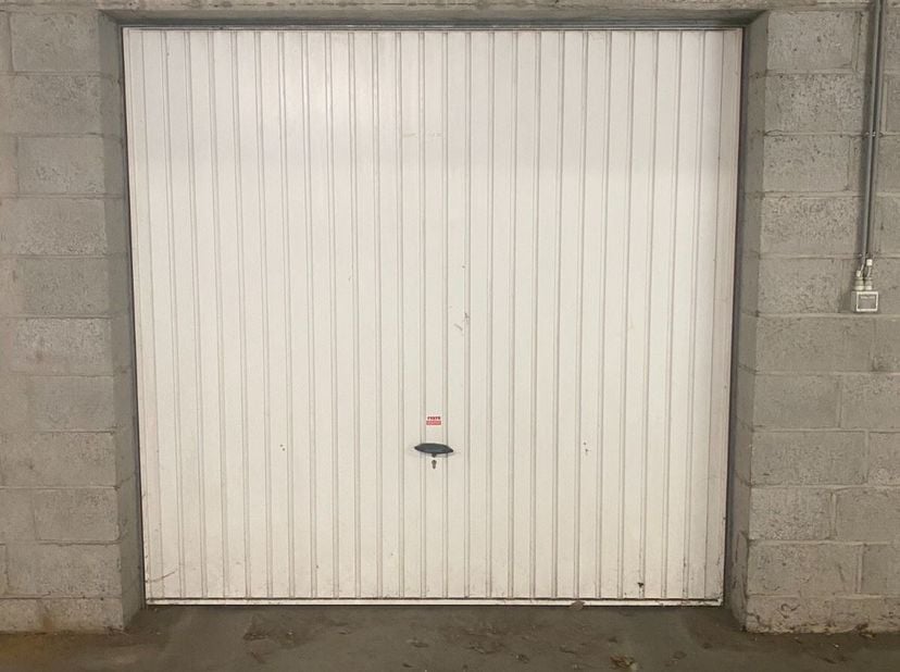 Bent u opzoek naar een parkeerplaats, opslagruimte of een ideale investering? Dan stellen wij graag deze garagebox (nr G64) aan u voor. <br />
De gara
