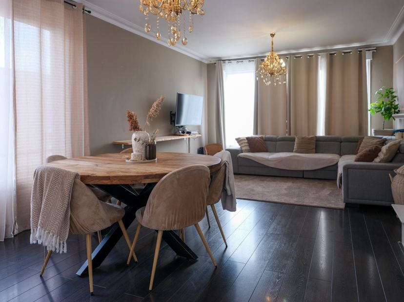 LOT 2: APPARTEMENT MET GARAGE -<br />
<br />
Verzorgd appartement.<br />
Op de 1e verdieping.<br />
Gelegen op een gunstige locatie.<br />
Wordt openb