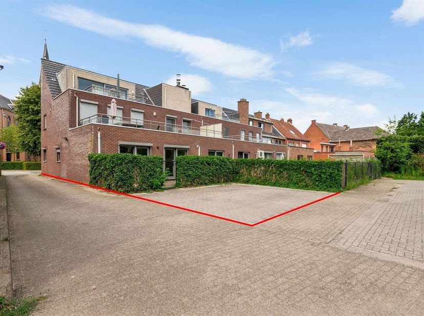 Ruim gelijkvloersappartement met 2 slpks en tuin<br />
Dit ruim appartement is gelegen op de gelijkvloerse verdieping van een residentie uit 2005. De