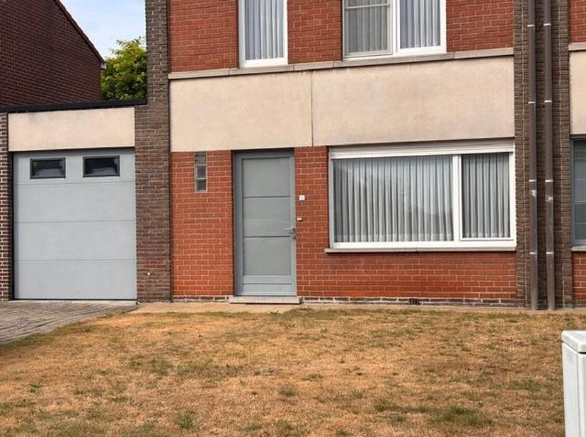 RUSTIG GELEGEN WONING MET TUIN - <br />
<br />
Deze woning is rustig gelegen in de wijk ‘De Tassche’ te Ardooie, op slechts 150 meter van de lokale ba